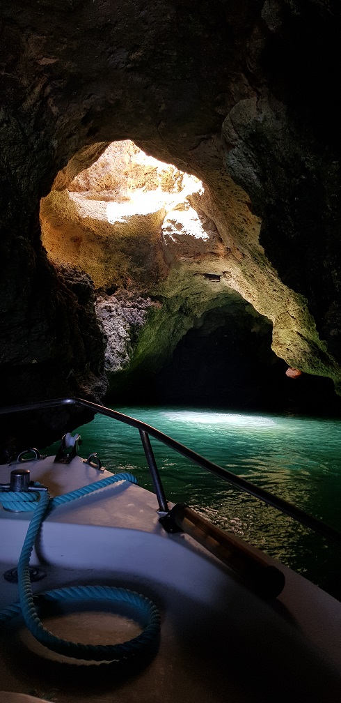 Algarve, rejs, łódka, jaskinia,