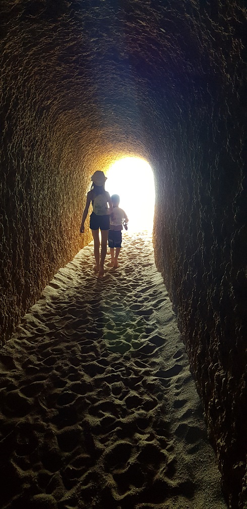 Algarve, Portugalia, tunel w klifie
