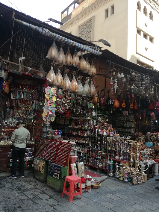 Egipt bazar z pamiątkami w Kairze duży wybór fajek shisha