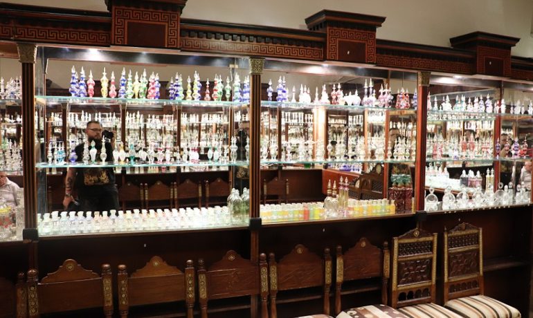 Egipt - przepiękna perfumeria - duży wybór zapachów i ciężki wybór