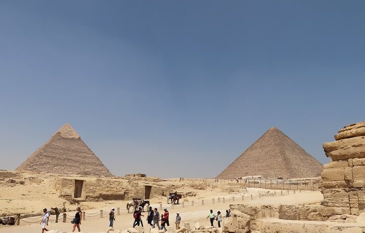 Egipt, turyści przy piramidach