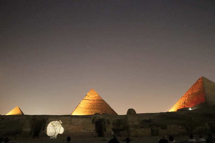 Egipt, Piramidy nocą,