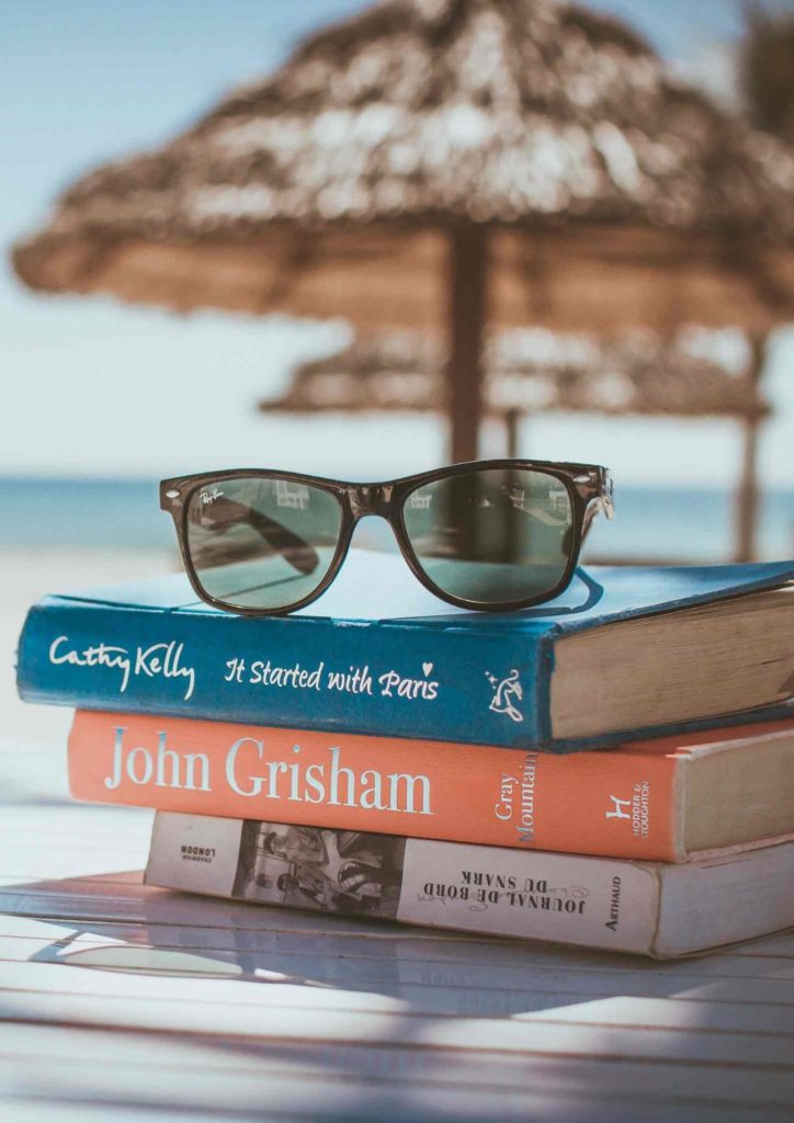 Urlop, relaks, książki, plaża